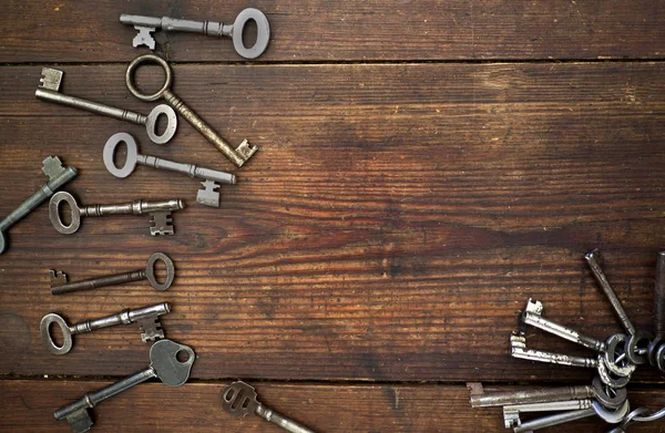 Ключи Старой Деревянной Доске Текстурой — стоковое фото