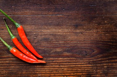 ahşap zemin üzerine pul biber