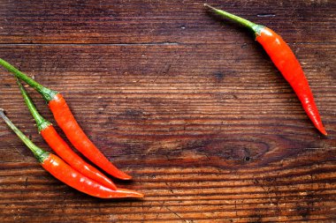 ahşap zemin üzerine pul biber