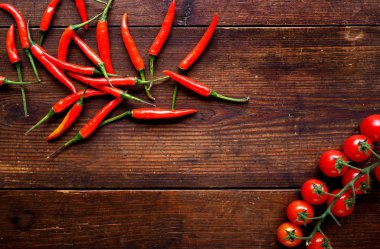 Grubunu biber domates ile ahşap arka plan üzerinde