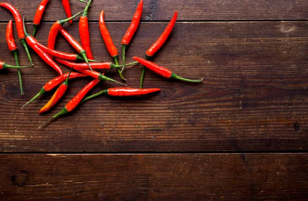 Grubunu biber ahşap arka plan üzerinde