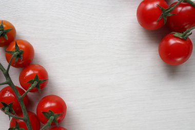 Beyaz ahşap zemin üzerinde parlak kırmızı sulu domates