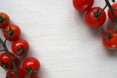 Beyaz ahşap zemin üzerinde parlak kırmızı sulu domates