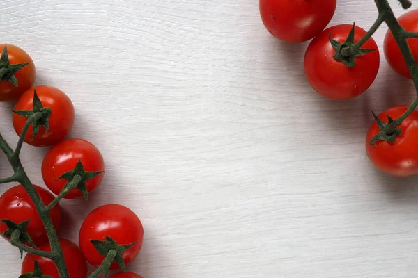 Beyaz ahşap zemin üzerinde parlak kırmızı sulu domates