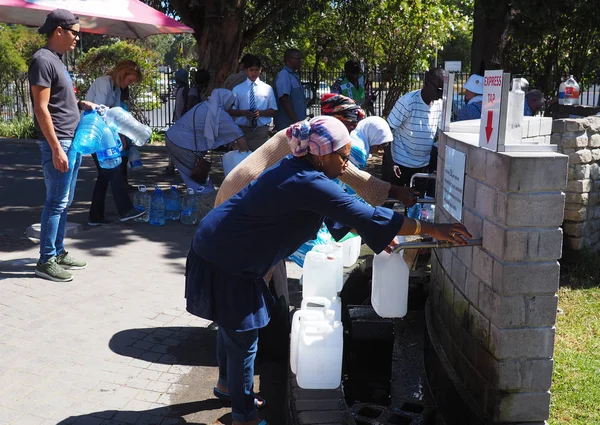 İnsanlar sıra su Cape Town için