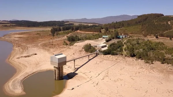 Theewaterskloof Barajı, Cape Town'ın ana Barajı, son derece düşük seviyeleri ile havadan görünümü