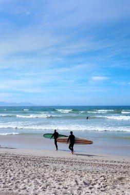 Muizenberg plaj, Cape Town, Güney Afrika - 9 Mart 2018: Muizenberg plajıdır bir ortak sabah sörf Capetonians için spot.