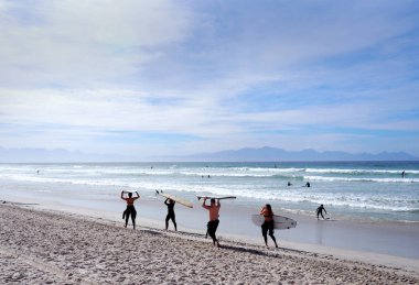 Muizenberg plaj, Cape Town, Güney Afrika - 9 Mart 2018: Muizenberg Beach, Cape Town, Güney Afrika - 9 Mart 2018: Muizenberg plajıdır bir ortak sabah sörf Capetonians için spot.