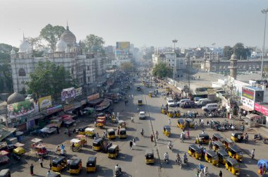 Charminar, Hyderabad, Hindistan - 22 Ekim 2015: bir otobüs kavşak Charminar Monument Hyderabad, Hindistan üzerinden görünüm