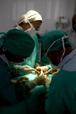 Hyderabad, Hindistan - 19 Eylül 2015: ameliyat ekibi Hindistan temel bir hastanede bir işlem gerçekleştirmek.