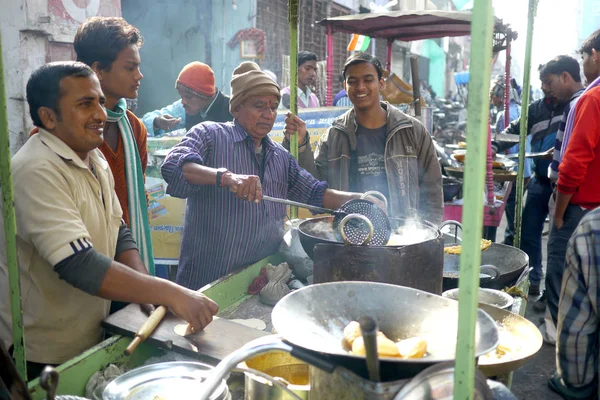 Bihar India October 2015 Street Vendor Prepares Food Customers Small — Stock Photo, Image