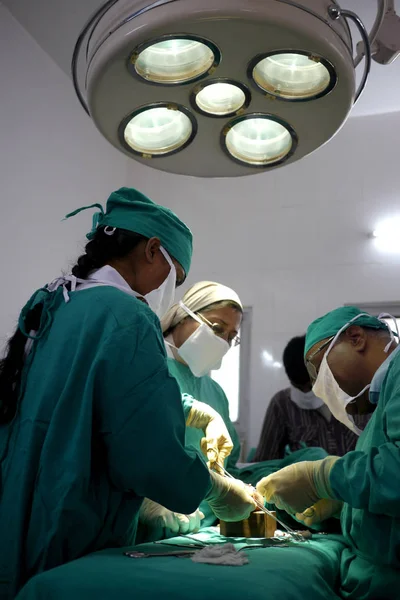 Hyderabad Índia Setembro 2015 Equipe Cirúrgica Realiza Uma Operação Hospital — Fotografia de Stock