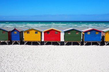 Renkli plaj kulübe satırı