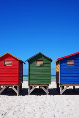 Renkli plaj kulübe satırı