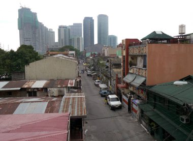 Eski bir sokak highrises, Manila gölgesinde görüntülemek