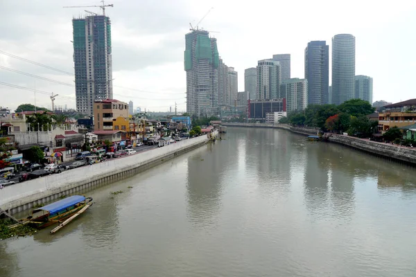 Vista Hacia Abajo Río Ensombrecido Por Rascacielos Manila — Foto de Stock