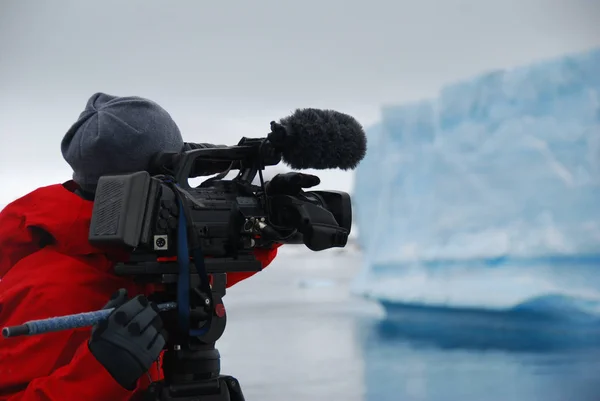 摄影师拍摄冰山在南极洲 — 图库照片