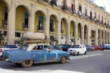 Havana, Küba - 20 Aralık 2016: Eski Amerikan arabaları hala Havana, Küba 'nın arka sokaklarında yaygın bir manzara. Çoğu turistler ve yerel halk için taksi olarak kullanılıyor..
