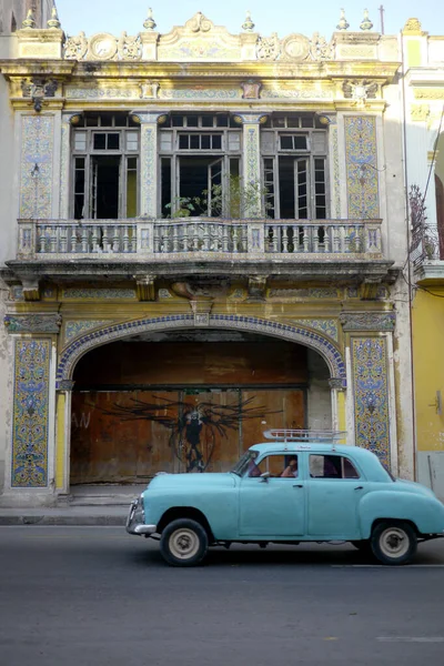HAVANA, CUBA - 20 December 2016 : Old American cars are still a common sight in the backstreets of Havana, Cuba. Many are used as taxis for both tourists and locals. — Stock Photo, Image