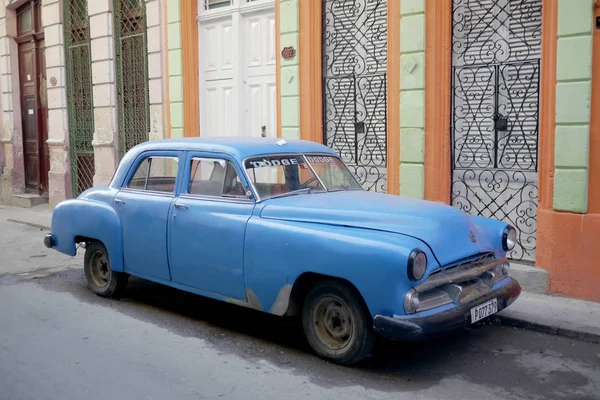 Havana, Cuba - 20 december 2016: Oude Amerikaanse auto 's zijn nog steeds een gemeenschappelijk gezicht in de achterstraten van Havana, Cuba. Veel worden gebruikt als taxi 's voor zowel toeristen als de lokale bevolking. — Stockfoto