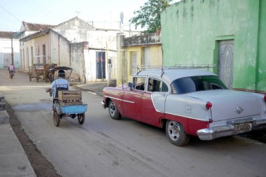 Havana, Küba - 20 Aralık 2016: Eski Amerikan arabaları hala Havana, Küba 'nın arka sokaklarında yaygın bir manzara. Çoğu turistler ve yerel halk için taksi olarak kullanılıyor..