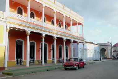 Havana, Küba - 20 Aralık 2016: Eski Amerikan arabaları hala Havana, Küba 'nın arka sokaklarında yaygın bir manzara. Çoğu turistler ve yerel halk için taksi olarak kullanılıyor..