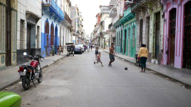 Havana, Küba - 15 Ocak 2016: Havana, Küba 'nın arka sokaklarında, çocuklar hala komşuların ve ebeveynlerin gözü önünde oynuyorlar.