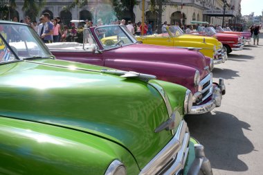 Havana, Küba - 15 Aralık 2016: Havana, Küba 'da yabancı turistlere kiralanan klasik klasik Amerikan arabaları.