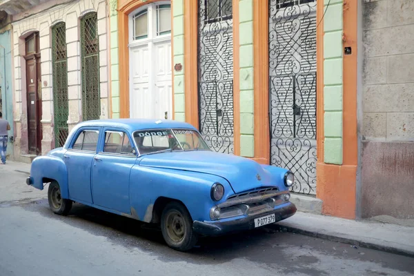 Havana, Cuba - 20 december 2016: Oude Amerikaanse auto 's zijn nog steeds een gemeenschappelijk gezicht in de achterstraten van Havana, Cuba. Veel worden gebruikt als taxi 's voor zowel toeristen als de lokale bevolking. — Stockfoto