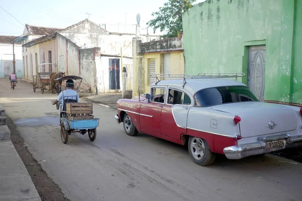 쿠바의 아바나 - 2016 년 12 월 20 일: 미국의 오래 된 자동차가 쿠바의 아바나 거리에서 여전히 일반적으로 볼 수있다. 많은 것들 이 관광객 과 현지인 모두를 위한 택시로 사용 된다. — 스톡 사진