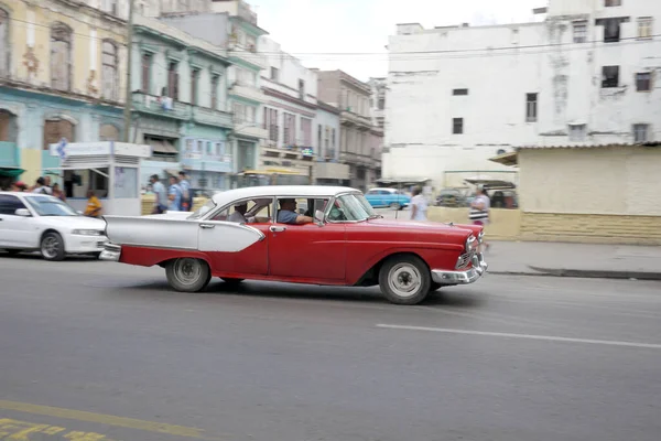 Гавана, Куба - 20 декабря 2016 года: Старые американские автомобили все еще являются обычным зрелищем на задворках Гаваны, Куба. Многие из них используются как такси как для туристов, так и для местных жителей. — стоковое фото