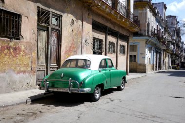 Havana, Küba - 20 Aralık 2016: Eski Amerikan arabaları hala Havana, Küba 'nın arka sokaklarında yaygın bir manzara. Çoğu turistler ve yerel halk için taksi olarak kullanılıyor..