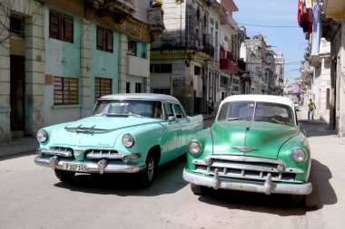 Havana, Küba - 20 Aralık 2016: Eski Amerikan arabaları hala Havana, Küba 'nın arka sokaklarında yaygın bir manzara. Çoğu turistler ve yerel halk için taksi olarak kullanılıyor..