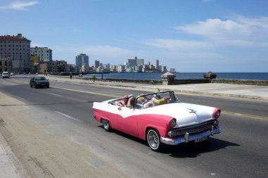Havana, Küba - 20 Aralık 2016: Eski Amerikan arabaları hala Havana, Küba 'nın arka sokaklarında yaygın bir manzara. Çoğu turistler ve yerel halk için taksi olarak kullanılıyor..