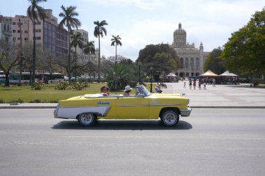 Havana, Küba - 20 Aralık 2016: Eski Amerikan arabaları hala Havana, Küba 'nın arka sokaklarında yaygın bir manzara. Çoğu turistler ve yerel halk için taksi olarak kullanılıyor..