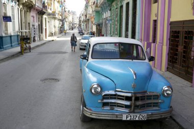Havana, Küba - 20 Aralık 2016: Eski Amerikan arabaları hala Havana, Küba 'nın arka sokaklarında yaygın bir manzara. Çoğu turistler ve yerel halk için taksi olarak kullanılıyor..