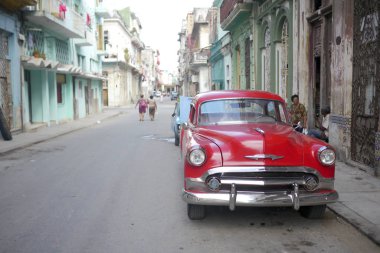 Havana, Küba - 20 Aralık 2016: Eski Amerikan arabaları hala Havana, Küba 'nın arka sokaklarında yaygın bir manzara. Çoğu turistler ve yerel halk için taksi olarak kullanılıyor..