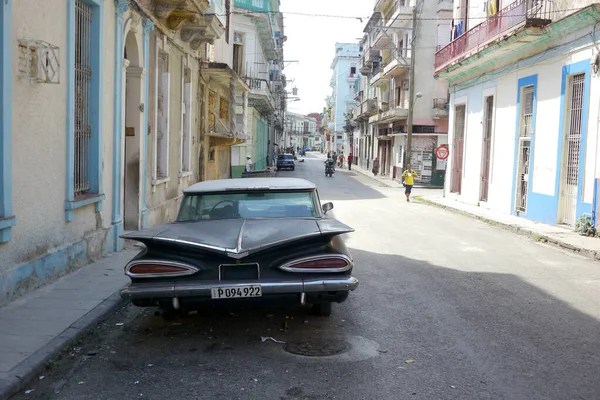 Havana, Cuba - 20 december 2016: Oude Amerikaanse auto 's zijn nog steeds een gemeenschappelijk gezicht in de achterstraten van Havana, Cuba. Veel worden gebruikt als taxi 's voor zowel toeristen als de lokale bevolking. — Stockfoto