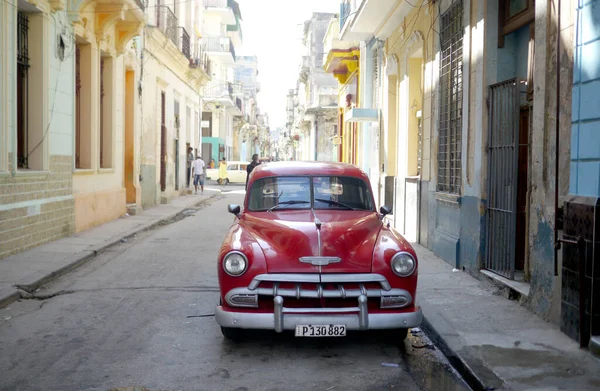Havana, Cuba - 20 december 2016: Oude Amerikaanse auto 's zijn nog steeds een gemeenschappelijk gezicht in de achterstraten van Havana, Cuba. Veel worden gebruikt als taxi 's voor zowel toeristen als de lokale bevolking. — Stockfoto