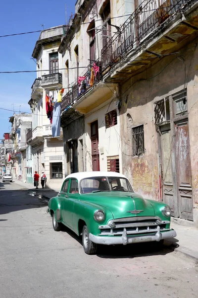 Hawana, Kuba - 20 grudnia 2016: Stare amerykańskie samochody to wciąż powszechny widok na obrzeżach Hawany na Kubie. Wiele z nich jest używanych jako taksówki zarówno dla turystów, jak i mieszkańców. — Zdjęcie stockowe