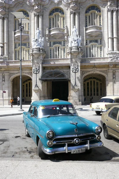 Havanna, Kuba - 20 december 2016: Gamla amerikanska bilar är fortfarande en vanlig syn på Havanna, Kuba. Många används som taxibilar för både turister och lokalbefolkning. — Stockfoto