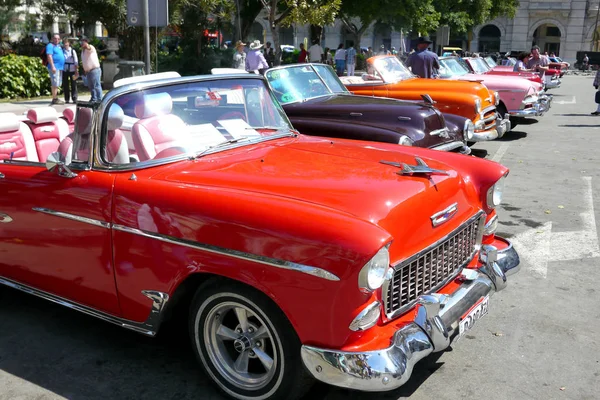 Havanna, Kuba - 15 december 2016: Klassisk vintage amerikanska bilar i Havanna, Kuba, visas för uthyrning till utländska turister. — Stockfoto