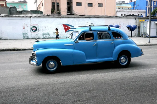 Havana, Küba - 20 Aralık 2016: Eski Amerikan arabaları hala Havana, Küba 'nın arka sokaklarında yaygın bir manzara. Çoğu turistler ve yerel halk için taksi olarak kullanılıyor.. — Stok fotoğraf
