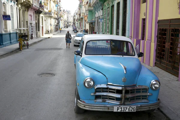 Havanna, Kuba - 20. Dezember 2016: Alte amerikanische Autos sind in den Gassen von Havanna, Kuba, noch immer ein häufiger Anblick. Viele werden als Taxis sowohl für Touristen als auch für Einheimische genutzt. — Stockfoto