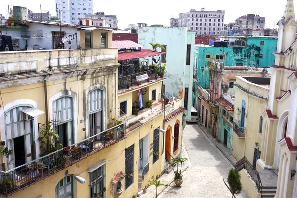 Havanna, Kuba - 2016. december 12.: Klasszikus épülethomlokzatok Havanna belvárosában, Kubában — Stock Fotó