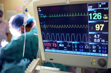 Ecg makinesiyle hastane ameliyathanesi