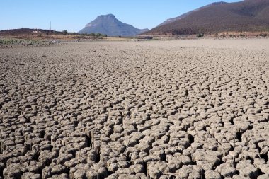 Çatlak çamurla kurumuş ve boş baraj manzarası