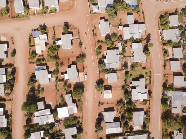 Légi kilátás házak felett és földút utcák afrikai faluban — Stock Fotó
