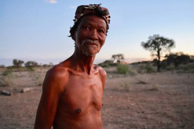 Kalahari, Güney Afrika - 14 Şubat 2020: Güney Afrika 'daki Bushman halkı hala geleneksel giysiler giyiyor.