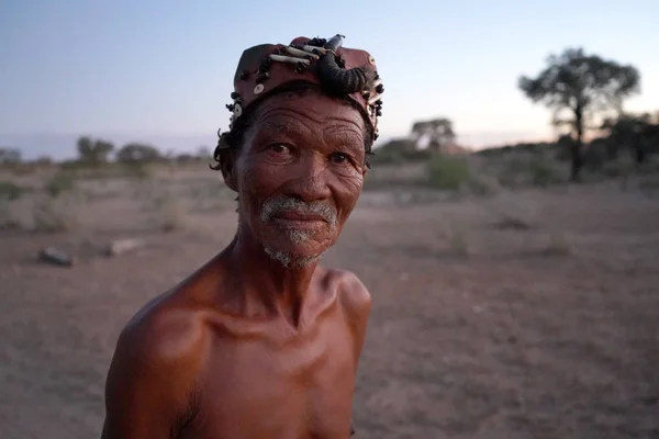 Kalahari, Sudáfrica - 14 de febrero de 2020: Los bosquimanos en Sudáfrica siguen vistiendo ropa tradicional . — Foto de Stock